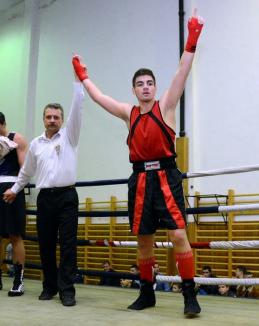 De ziua lui, Rareş Macaru s-a calificat în finala Campionatului Naţional de box tineret 